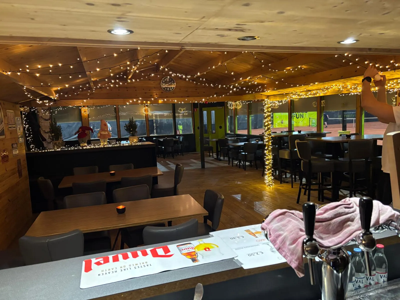 Gezellig nagenieten in de indoor sportchalet van Tennisfun